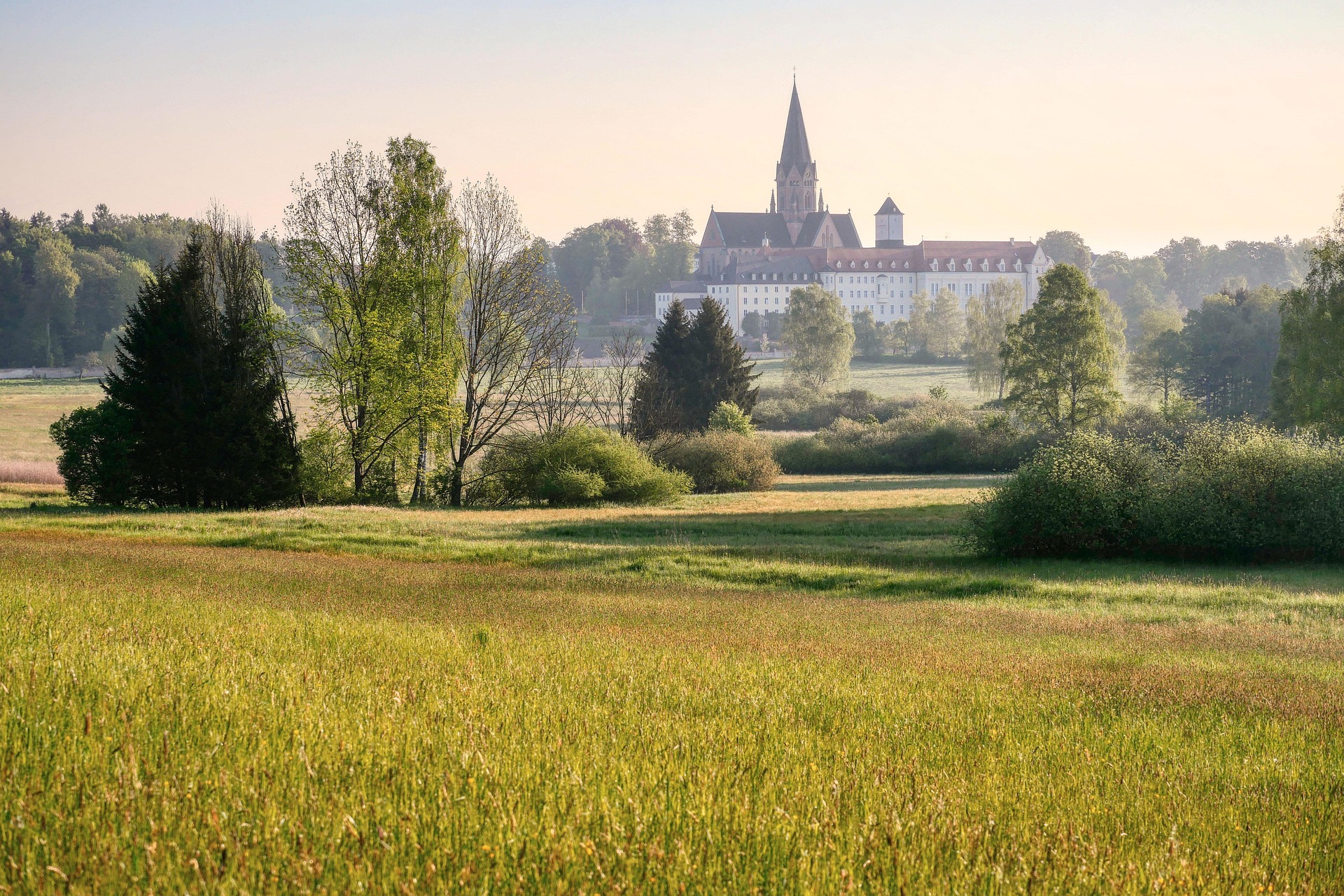 Image de la campagne avec un monastère en arriere plan